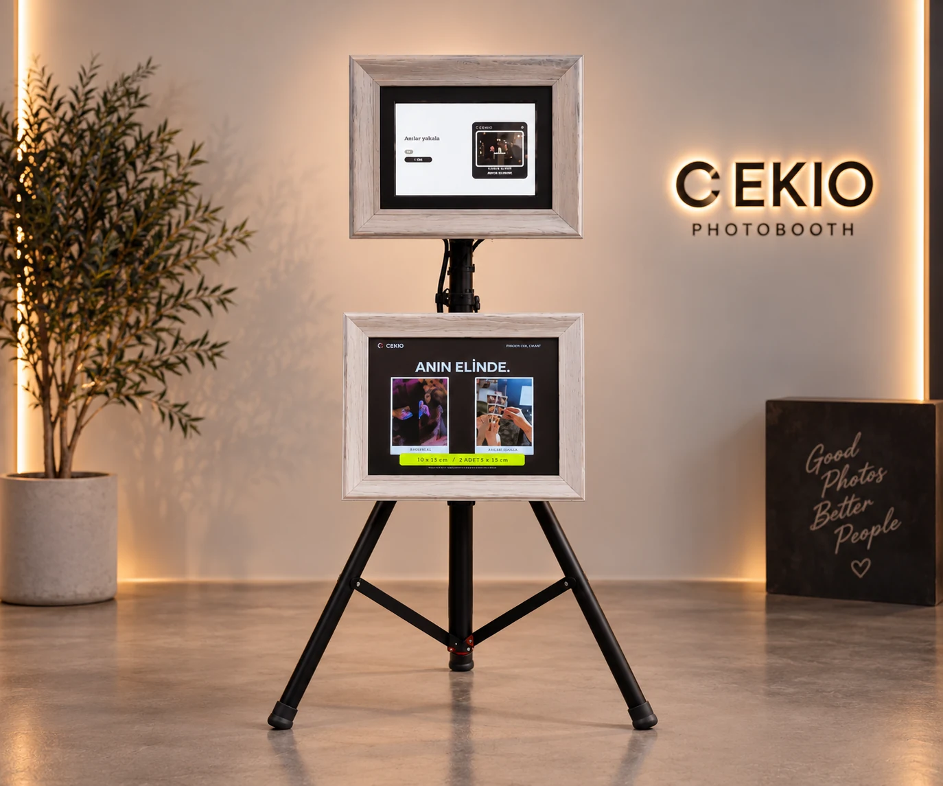 Ahşap çerçeveli, çift ekranlı CEKIO Photobooth ve tripod sistemi